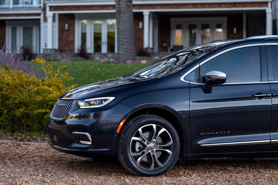 Детали экстерьера Chrysler Pacifica Pinnacle AWD (RU) 2020 года  (фото 30 из 82)